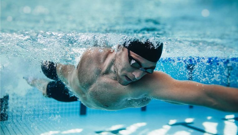 Qué ejercicios podemos hacer en el agua y por qué son beneficiosos (Shutterstock).