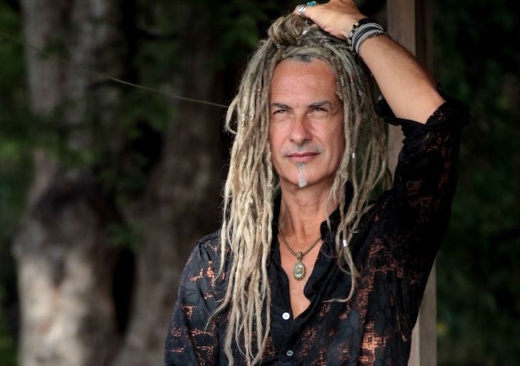 Jean-Christophe Maillard es guitarrista, pianista, compositor, cantautor y arreglista francés, nativo de Pointe-à-Pître, Guadalupe, en el Caribe. Jean-Christophe Maillard es guitarrista, pianista, compositor, cantautor y arreglista francés, nativo de Pointe-à-Pître, Guadalupe, en el Caribe.