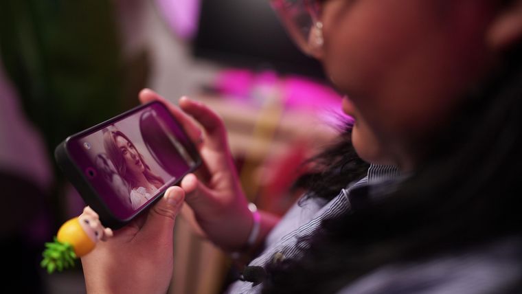 Tan Zie Yee, de Singapur, admira en su celular las estrellas de la serie tailandesa de GL "Nuestro Secreto", Ling y Orm, aunque también sigue todos sus movimientos fuera de pantalla porque la "inspiran".  