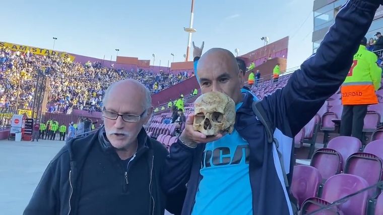 El hincha de Racing que ingresó a la cancha con la calavera de su abuelo.