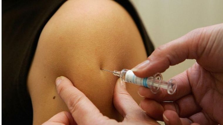 Las vacunas contra el coronavirus se inoculan en la parte superior del antebrazo. Foto: GETTY IMAGES