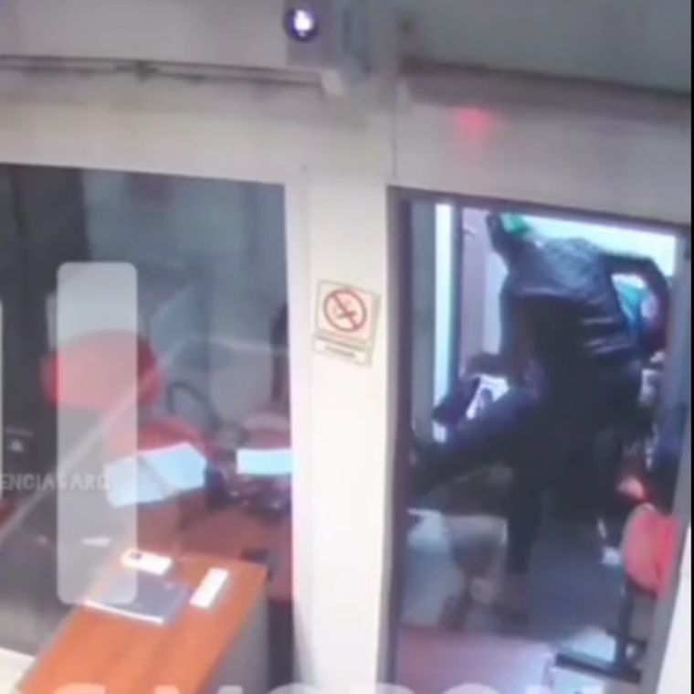 El hecho quedó registrado en las cámaras de seguridad
