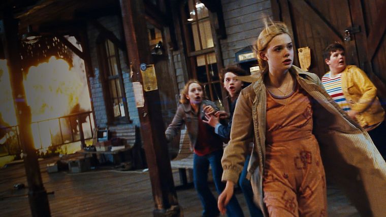 Super 8 es la película de culto que inspiró la estética y la dinámica de grupos de amigos de Stranger Things. Super 8 es la película de culto que inspiró la estética y la dinámica de grupos de amigos de Stranger Things.