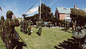 Izando la bandera nacional en la casa del gobernador, todavía Puerto Stanley, el 2 de abril de 1982. Izando la bandera nacional en la casa del gobernador, todavía Puerto Stanley, el 2 de abril de 1982.