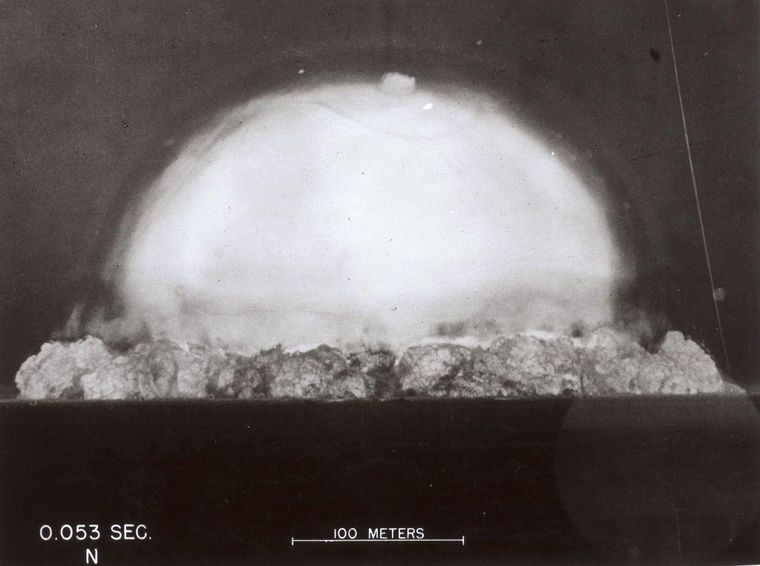 La primera prueba de explosión nuclear del mundo sucedió en julio de 1945, durante el desarrollo de la bomba atómica que EE.UU. luego arrojaría sobre Japón.