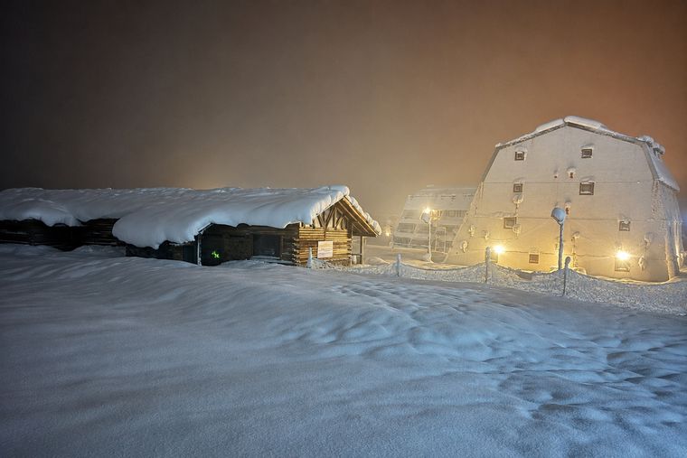 En alta montaña es donde más se hacen sentir las nevadas. En alta montaña es donde más se hacen sentir las nevadas.