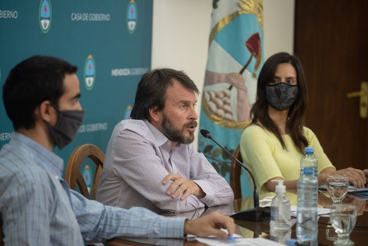 El ministro de Hacienda junto al subsecretario de Finanzas, Victor Fayad; y la directora General de Crédito al Sector Público, Natalia Bruno.