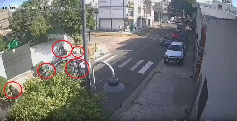Un patota de delincuentes atacó un auto Foto: Captura de video