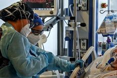 Mientras la población mayor está siendo vacunada, aunque a paso lento, los jóvenes están más desprotegidos. Foto: GETTY IMAGES