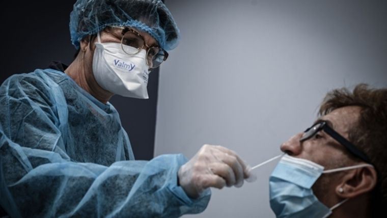 Según la OMS, los casos de coronavirus en el mundo bajaron un 17% la última semana