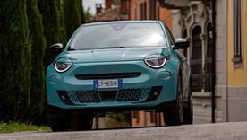 El nuevo Fiat 600 Hybrid se encuentra disponible en el mercado argentino con un precio de 34.500 dólares, con una garantía de 3 años o 100.000 km. El nuevo Fiat 600 Hybrid se encuentra disponible en el mercado argentino con un precio de 34.500 dólares, con una garantía de 3 años o 100.000 km.