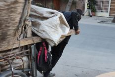 Alexis tracciona el carro donde guarda el material reciclable que recolecta.