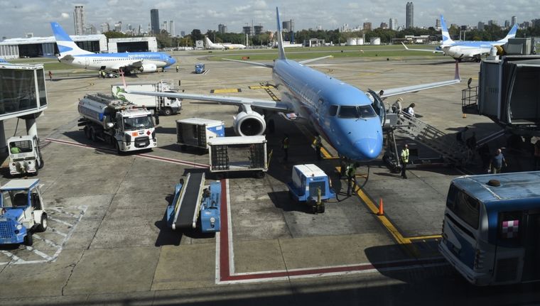 Aerolineas Argentinas Aeropuertos Argentina 2000 Aeroparque Jorge Newbery valijas controladores (7).JPG