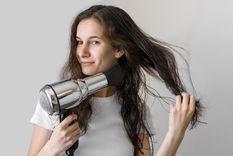 Una médica mendocina desmitificó algunas creencias sobre el cuidado del cabello. Foto: Freepik