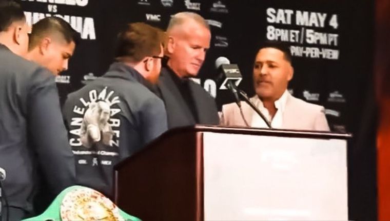 Canelo y De la Hoya, al borde de los golpes. Foto: Captura Video