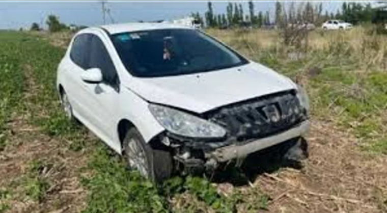 La parte delantera del vehículo quedó destruida luego del impacto contra el Carpincho.