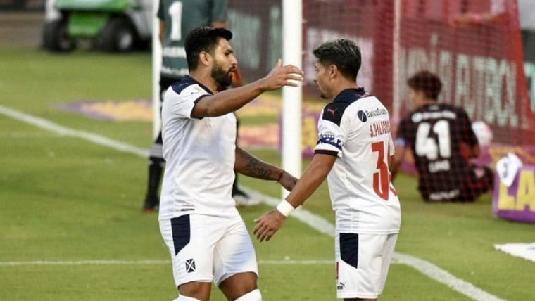 Romero y Palacios celebran la apertura del marcador. Foto: TyC Sports