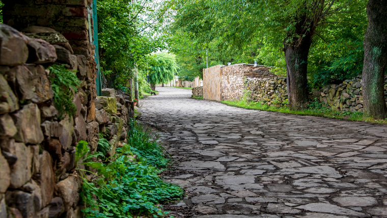 Visitar este pueblo constituye un paseo por el tiempo, atravesado por la poesía, los vestigios antropológicos y los recuerdos de la fiebre del oro del siglo XVI. Visitar este pueblo constituye un paseo por el tiempo, atravesado por la poesía, los vestigios antropológicos y los recuerdos de la fiebre del oro del siglo XVI.