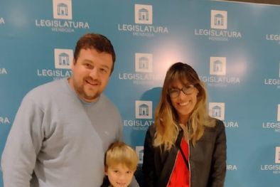 MDZol | Mateo Martínez junto a su mamá y su papá, a minutos de recibir la distinción en la Legislatura Provincial Foto: Gentileza