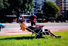 una mujer de 83 anos salio a tomar sol y casi la detienen