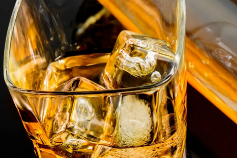 Cóctel con whisky y miel Foto: Manuka honey usa  https://i0.wp.com/manukahoneyusa.com/wp-content/uploads/2015/09/Dollarphotoclub_88848322-scaled-2560x1280.jpg