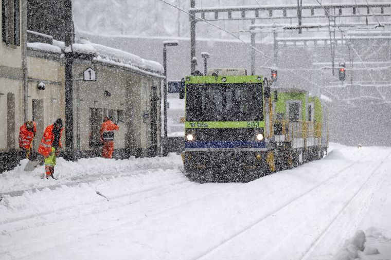 Por una avalancha, descarriló un tren en Suiza. Por una avalancha, descarriló un tren en Suiza.