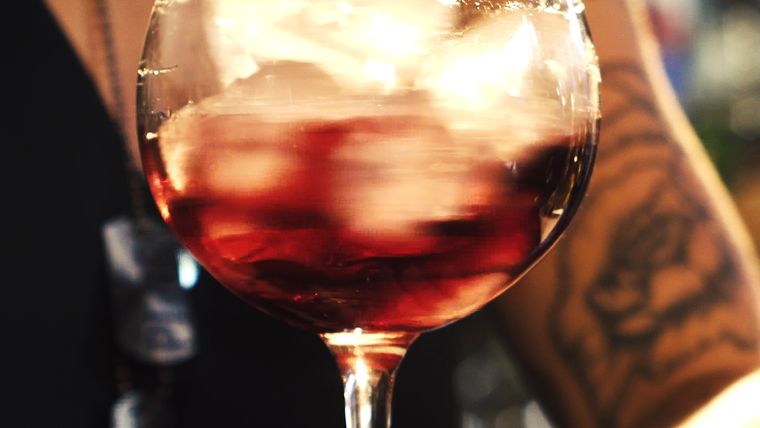 El verano es especial para disfrutar de un momento de frescura con un buen drink. El verano es especial para disfrutar de un momento de frescura con un buen drink.