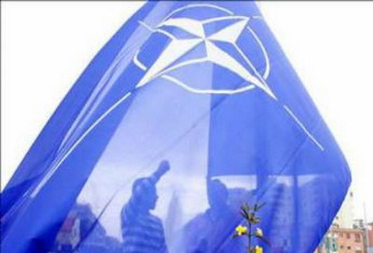 Flamea la bandera de la OTAN en varios puntos de Libia.