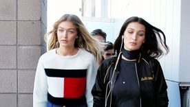 Las hermanas Hadid son una de nuestras inspiraciones para llevar zapatillas en los looks más variados. Foto: Pinterest