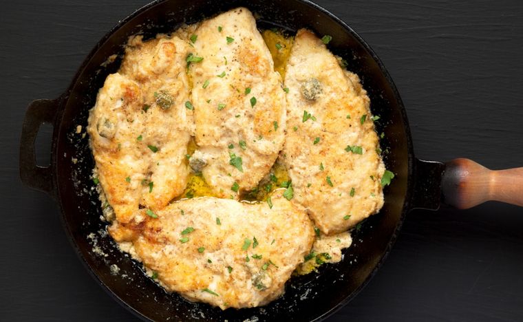 Pollo piccata Una receta clásica de Italia para hacer en pocos minutos. Foto: Shutterstock