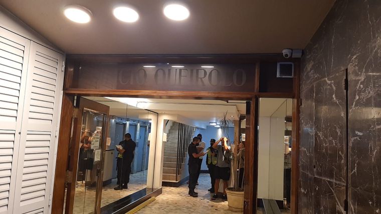 Dolor En la puerta del edificio se escucharon gritos y llantos.