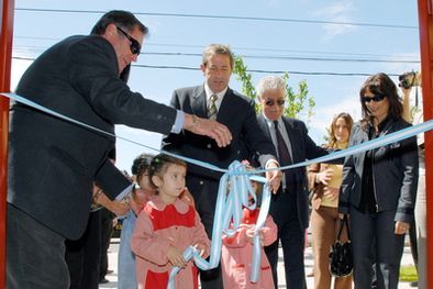MDZol | Cobos, esta mañana, en la inauguración de un jardín de infantes. Foto: Marcelo Ruiz / MDZ