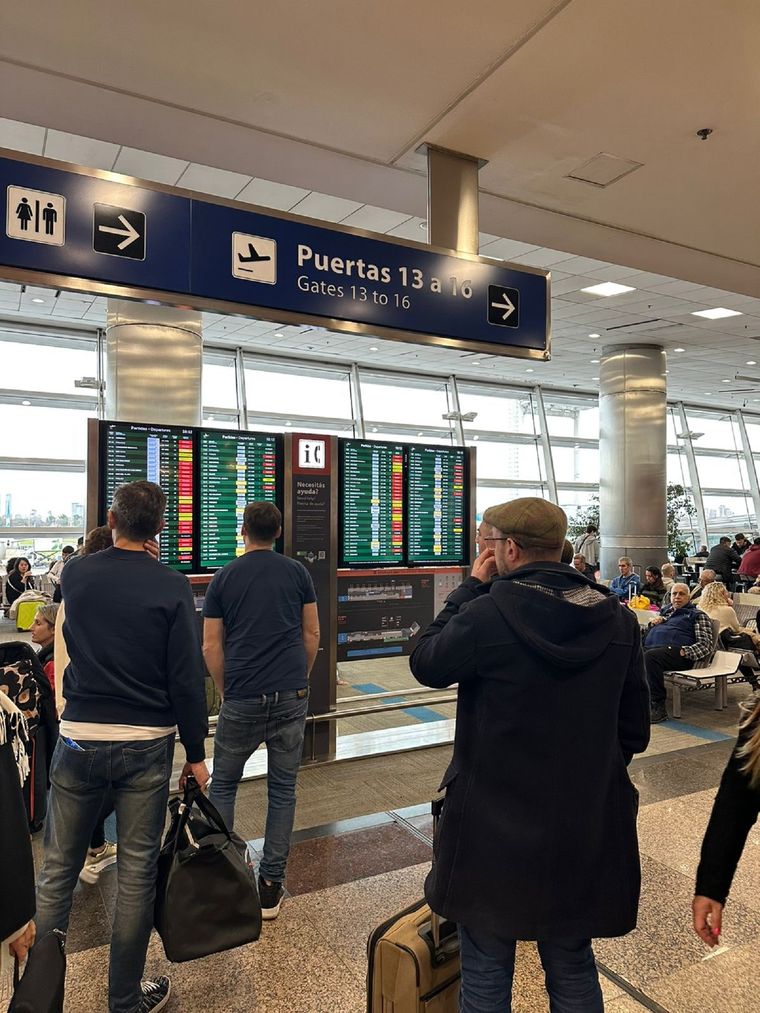 Incertidumbre de los pasajeros en el Aeroparque porteño. Foto: MDZ