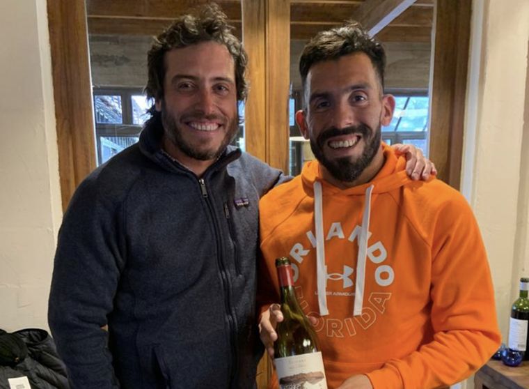 Sebastián Zuccardi junto a Carlos Tévez. El vino que sostiene es un tesoro... y en la nota te contamos cuál es. Foto: Gentileza