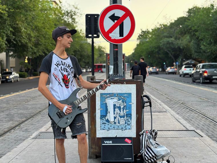 Emmanuel renunció a su trabajo formal para tocar heavy metal en las calles de Mendoza&nbsp;