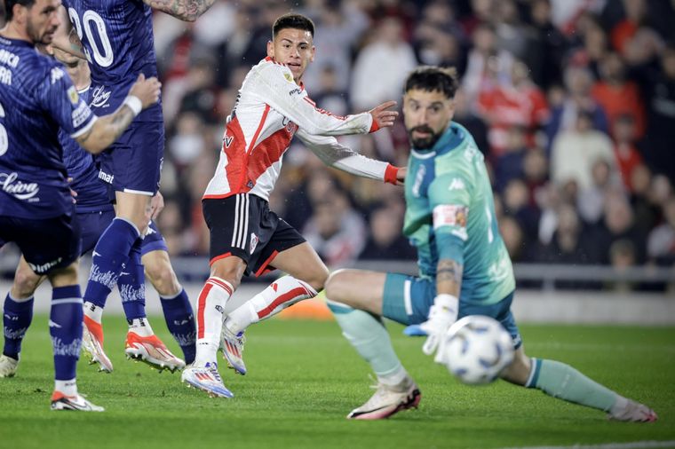 El Diablo ya remató para conseguir el gol de River. Foto: FotoBaires