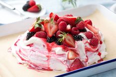 Foto: Tastemade - https://truffle-assets.imgix.net/0b39e70c-pavlova-thumbnail-landscape.jpg