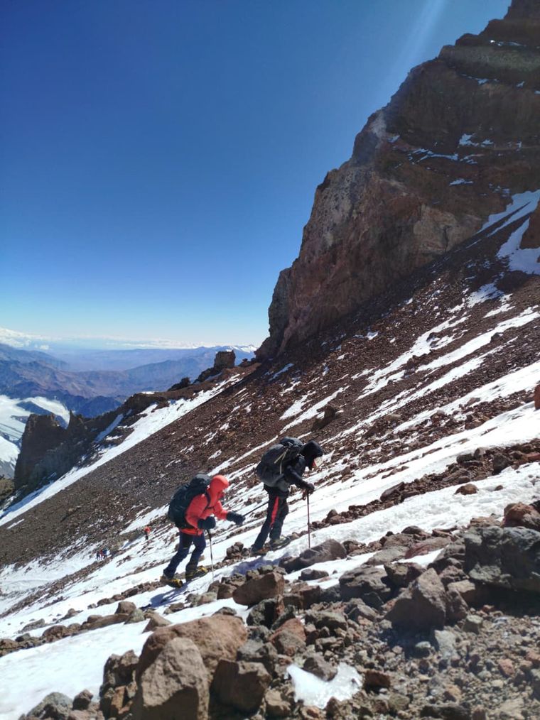 José Luis escalando el Aconcagua con la ayuda del bastón guía. Adelante, Santiago. José Luis escalando el Aconcagua con la ayuda del bastón guía. Adelante, Santiago.