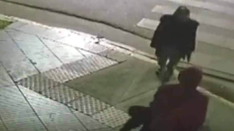 Las imágenes desmienten la versión de la pareja del hombre apuñalado. 