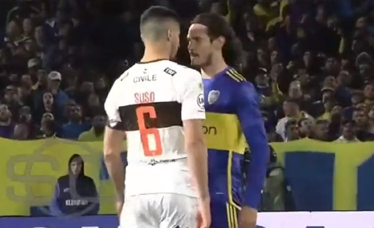 Suso y Cavani, cara a cara. Foto: Captura