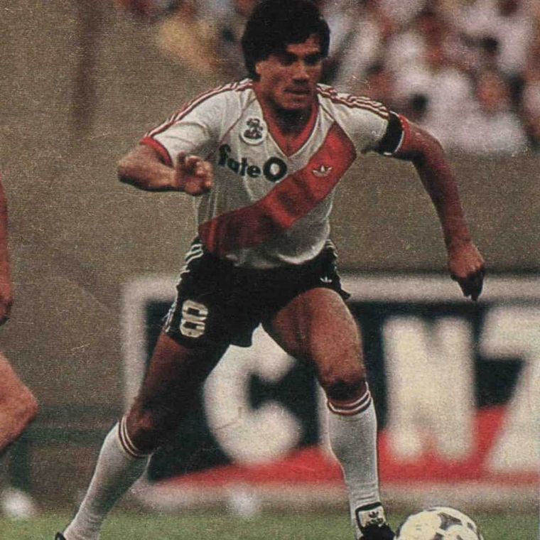 El Negro Enrique jugó en River de 1982 a 1990 y ganó 5 títulos. El Negro Enrique jugó en River de 1982 a 1990 y ganó 5 títulos.