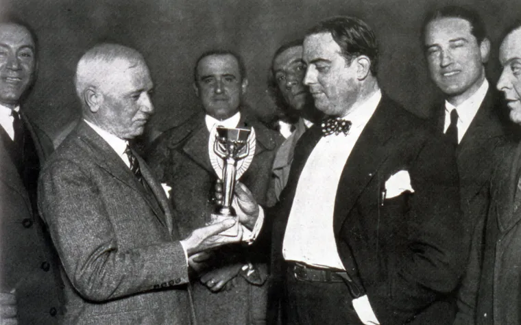 El primer trofeo se nombró en honor a la persona que impulsó los Mundiales. El primer trofeo se nombró en honor a la persona que impulsó los Mundiales.