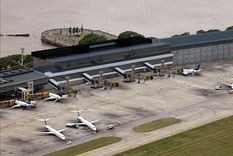 repentina niebla causa demoras en el aeroparque porteno