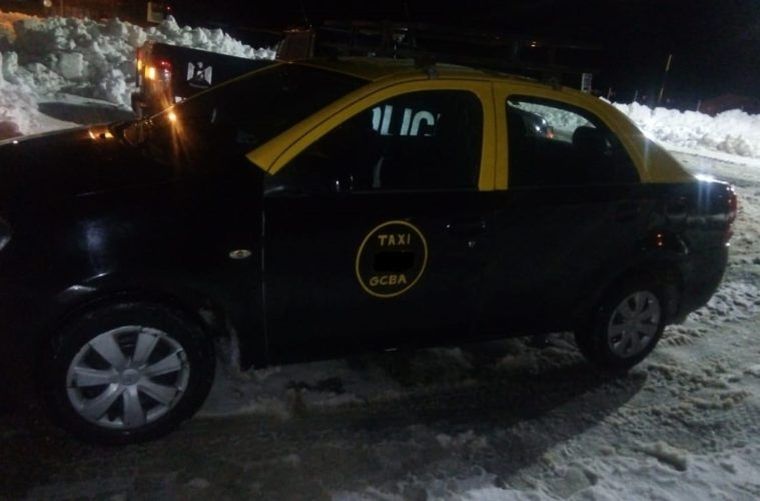 Rareza: un taxi de CABA en el Valle de Las Leñas.