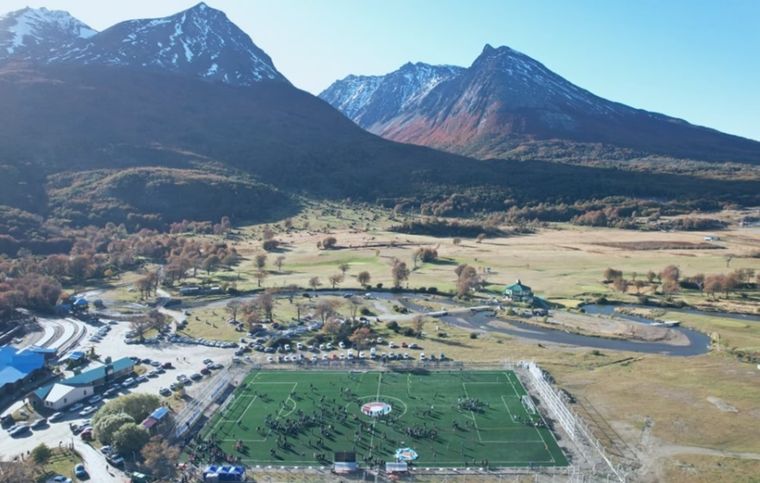 La cancha de fútbol más al sur del país Foto: Club Atlético Educación