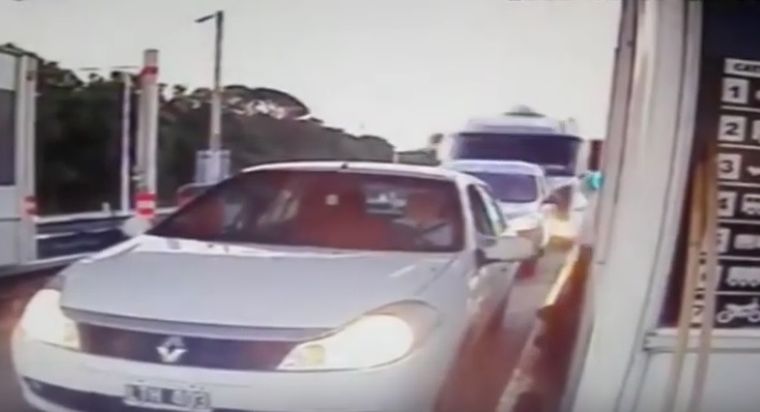 El momento del terrible accidente entre el camión y los autos en el peaje cordobés