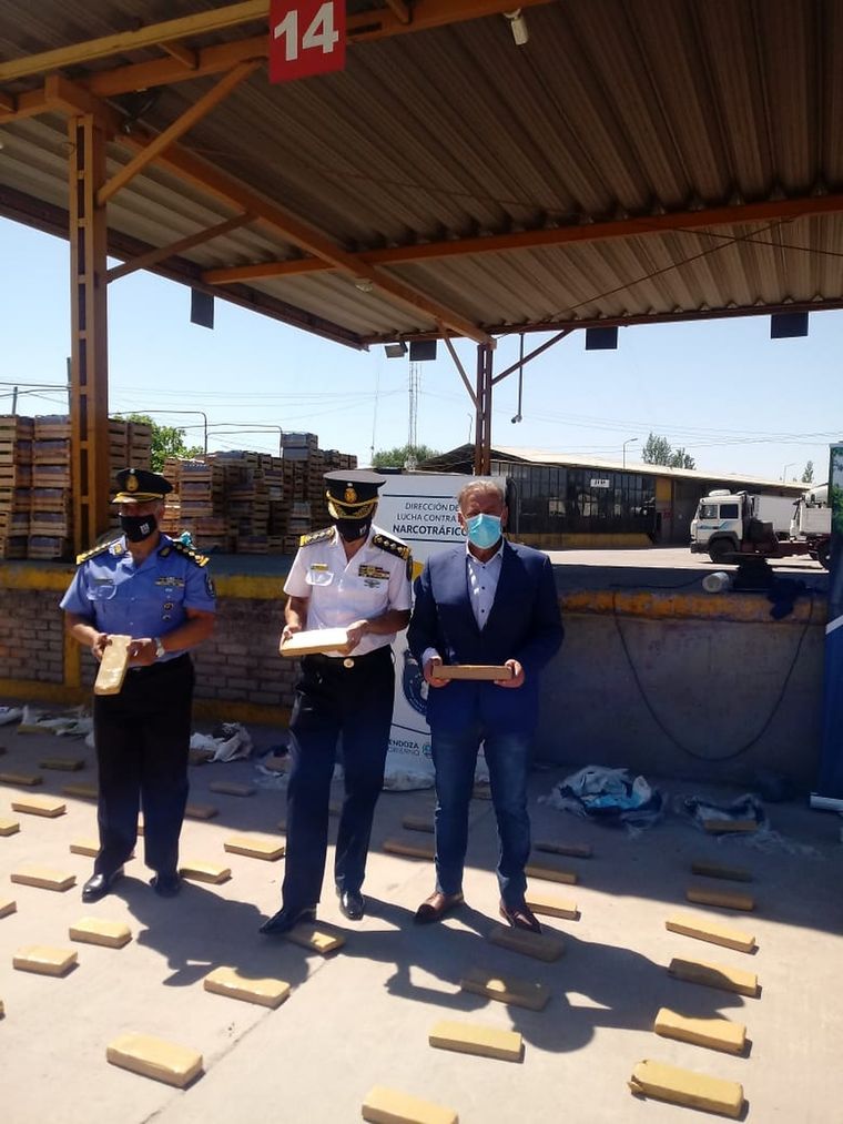 El Ministro Levrino y el Jefe de la Policía Munives, entre otras autoridades, se acercaron para verificar el hallazgo