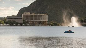 El pueblo de Potrero de los Funes se organiza alrededor de un lago rodeado por sierras. El pueblo de Potrero de los Funes se organiza alrededor de un lago rodeado por sierras.