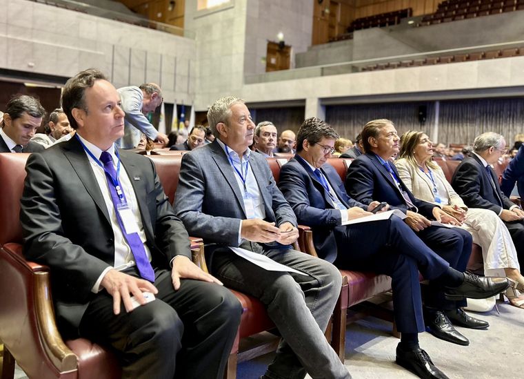 Dirigentes mendocinos cruzaron la Cordillera de los Andes este jueves. Foto: X @JulioCobos