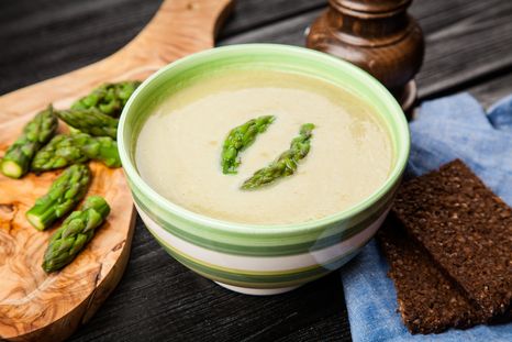 Receta de sopa de espárragos fácil y deliciosa para cualquier estación.